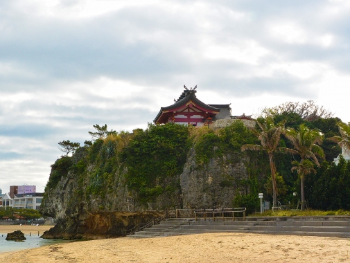 琉球沖縄八社のひとつ。崖の上に鎮座する神社