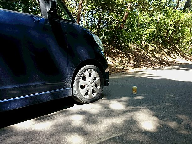 車が空き缶から離れ始め