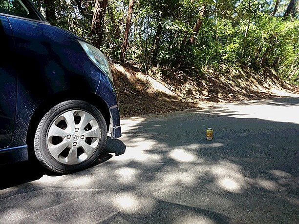 徐々に車から空き缶が離れる