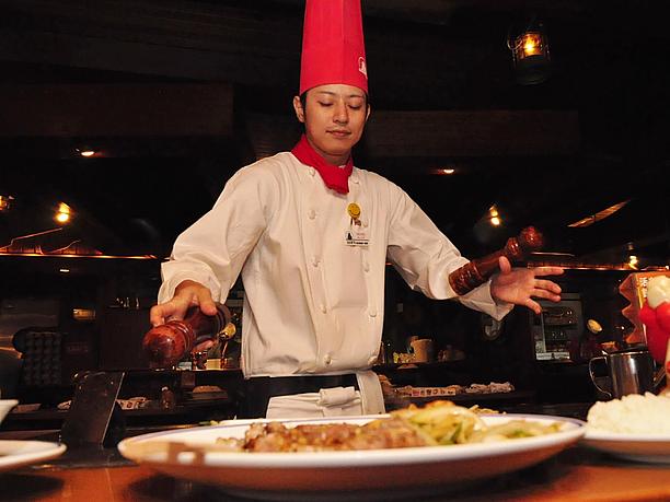 シェフのパフォーマンスが楽しい!<br />
「サムズグループ」イメージ