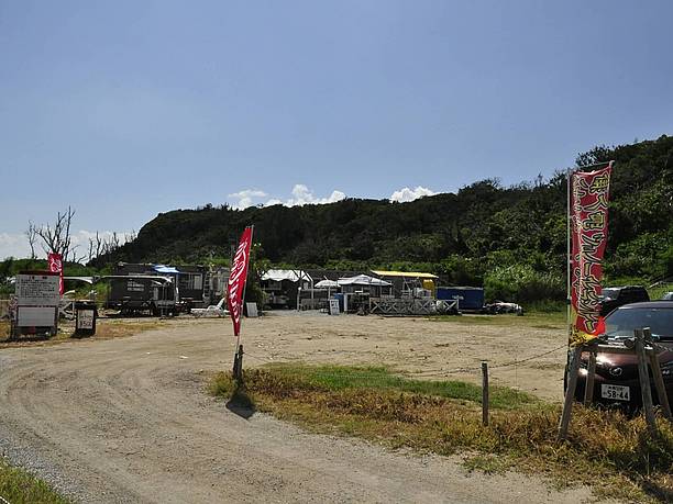 ビーチ横の有料駐車場