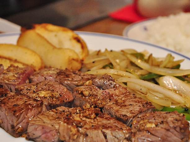 焼けた野菜と肉