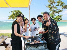 ビーチBBQと夏を満喫している学生さん