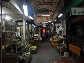 生活感の溢れるお店が何軒も並ん薄暗いアーケードの中
