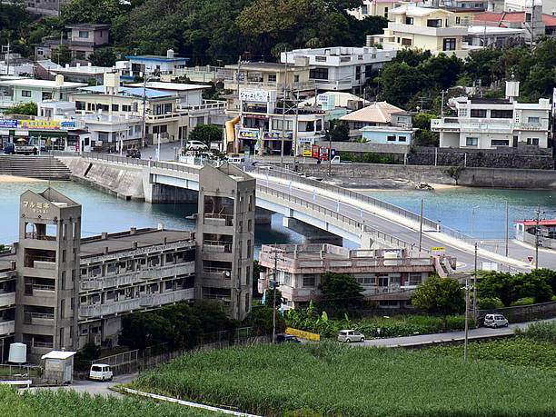 島の入口にお店がある