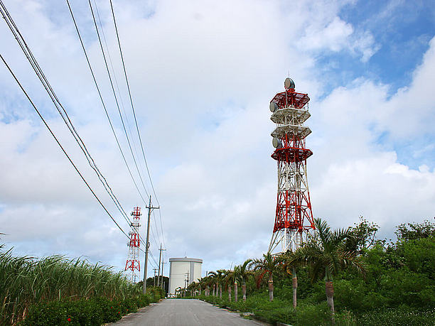 展望台は鉄塔の隣