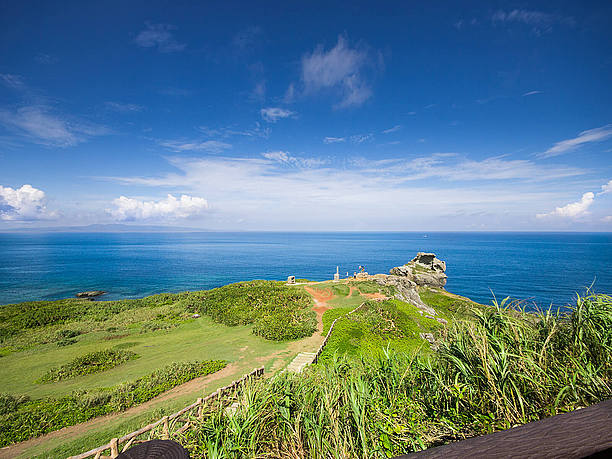 広がる青い海の向こうにかすかに見えるのは西表島