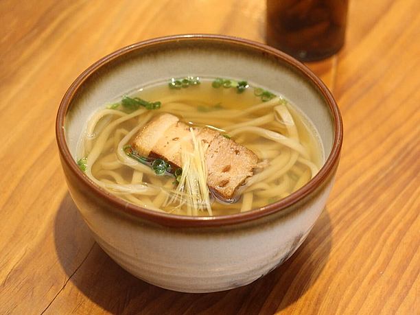 自家製麺、自家製ダシの 沖縄そば（小400円・中550円）