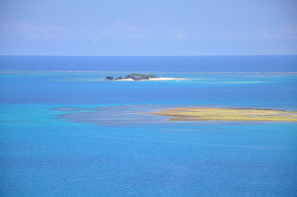 白いビーチが美しい無人島、コマカ島