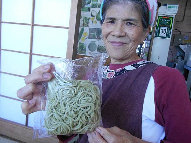 与那国島の特産品の長命草を練りこんだ麺