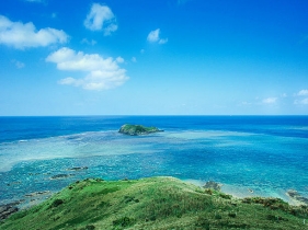 灯台の立つ小さな丘から見渡せる一面の海