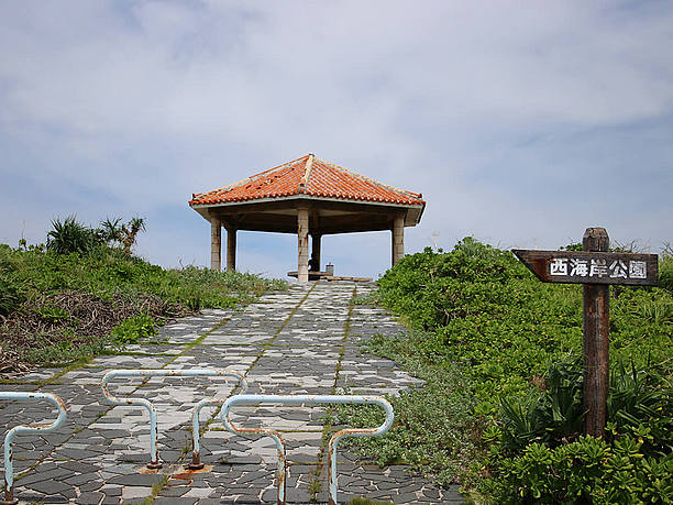 砂浜から見る東屋