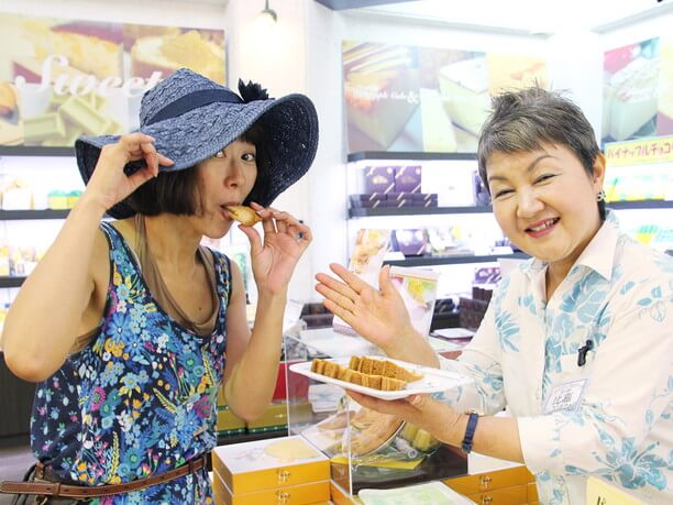 お菓子の試食がずらり