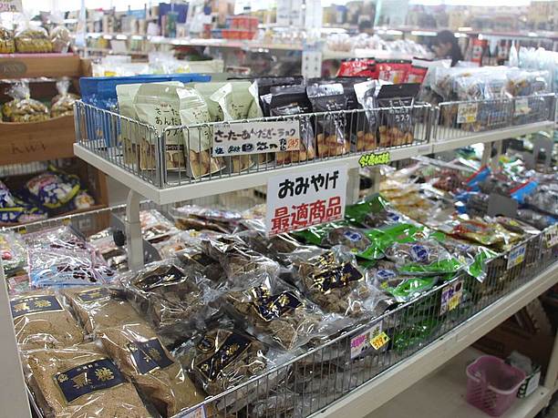 ちらのお店には沖縄のお菓子や黒糖など 他のお土産品もたくさん