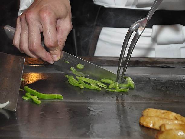 鉄板焼きは目の前で調理見れるのだ醍醐味