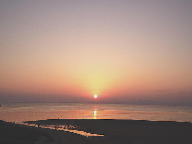 色鮮 やかに変わりゆく空の色と夕日