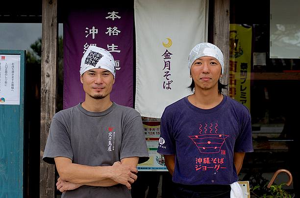 金月そば店の前