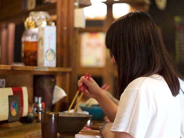 亭主自慢の自家製そばをいただく