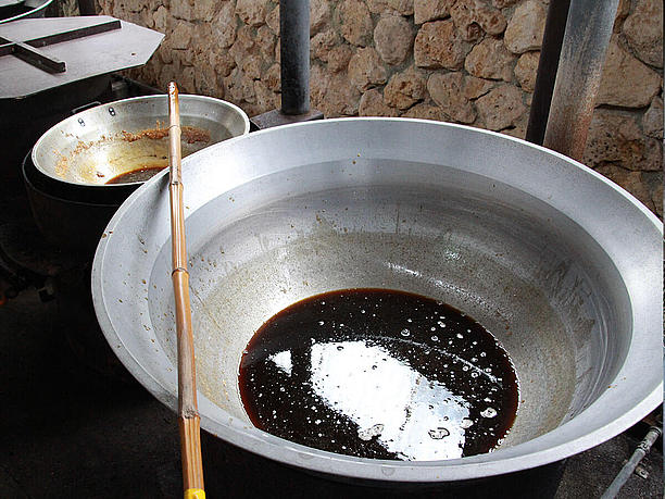シンメー鍋で煮詰められる黒糖