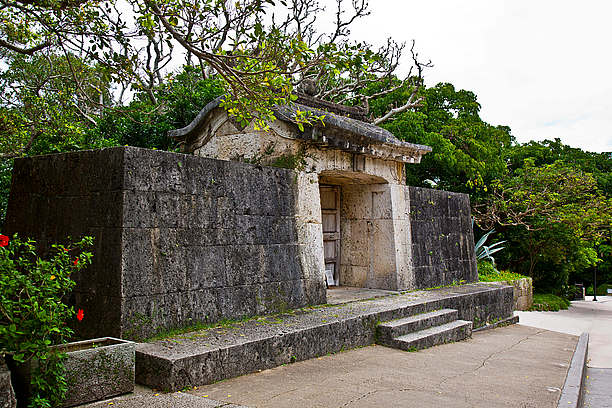 園比屋武御獄石門