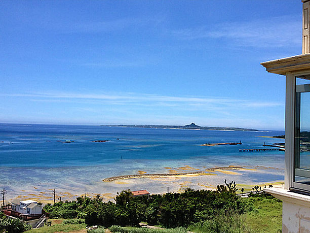 瀬底島と瀬底大橋を望む大パノラマ