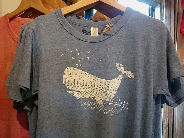 鯨が描かれたTシャツ