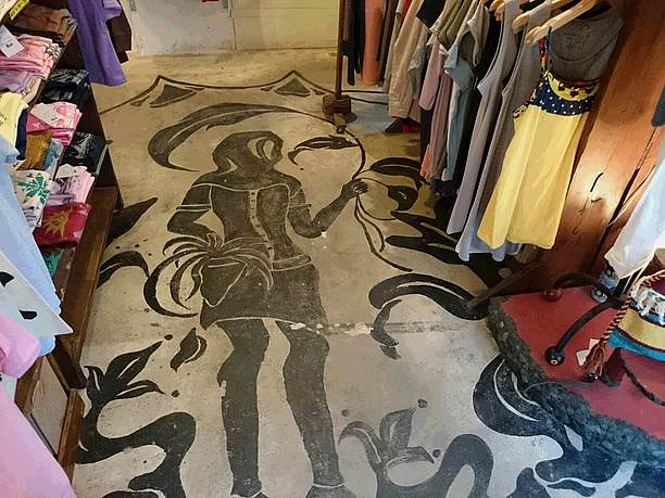 お店の床に描かれた奥様の奈緒さんの絵