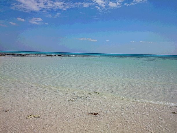 広い浅瀬と青い海