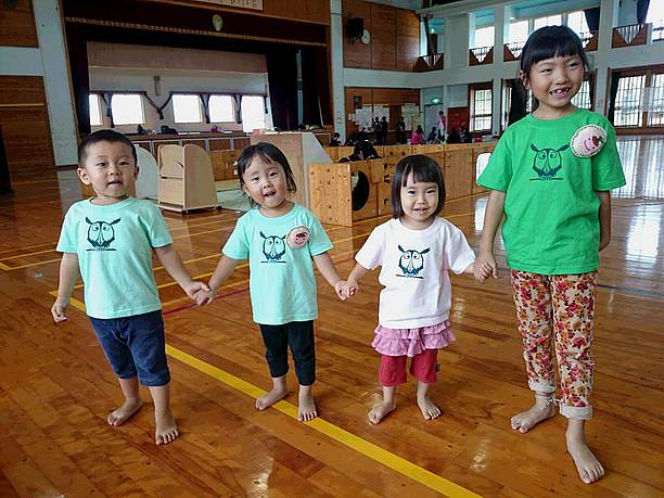 フクロウシャツを着た子供達