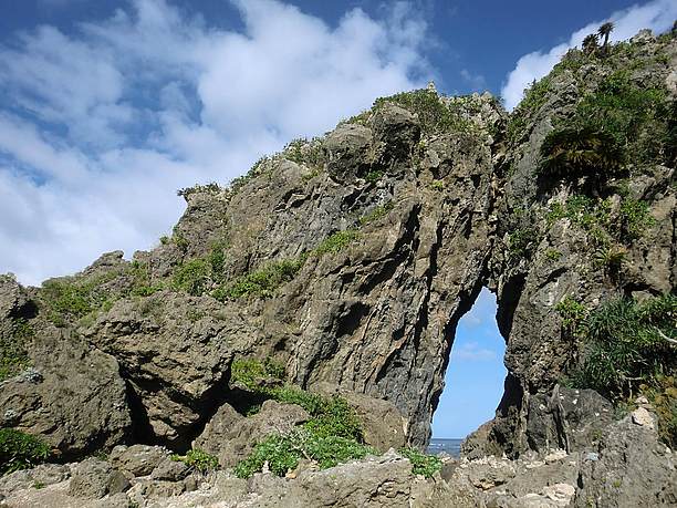 二つの岩がぶつかり合って形成された岩