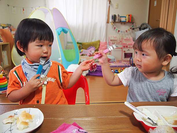 食事する子供たち