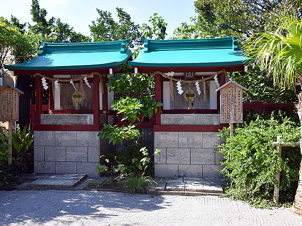 二つの小さな祠