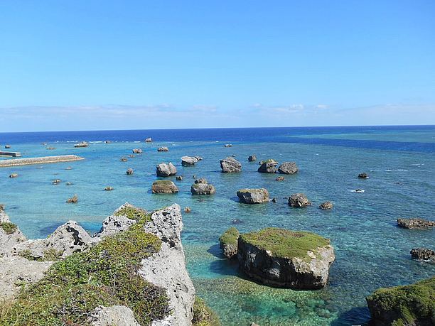 海の中の岩