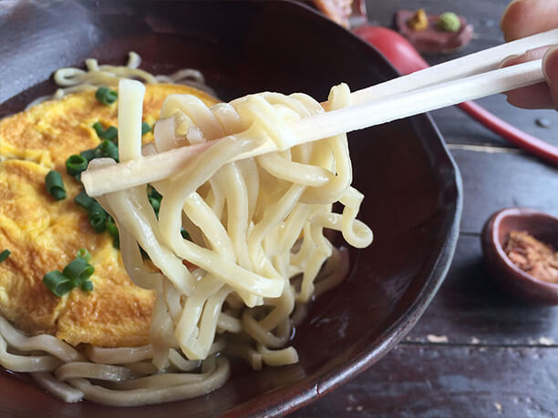 断面が四角く厚みのある麺