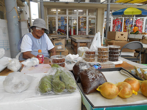 市場で働く女性