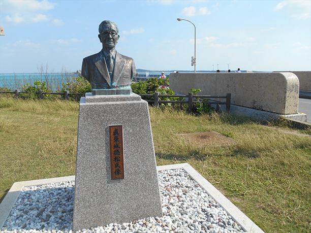 眞栄城徳松氏の銅像