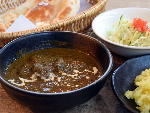 ホウレンソウソースのチキンカレー”サグチキン”