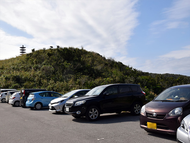 頂上に駐車されているたくさんの車