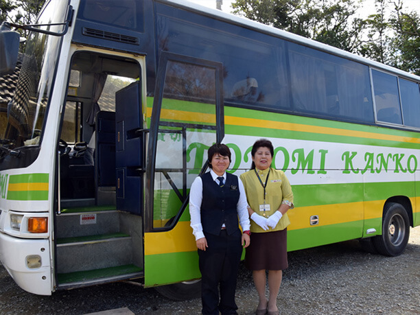 ベテランガイドさんと豊見観光さんの貸切バス