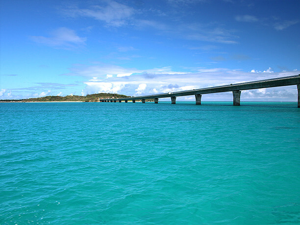 水深の浅い池間大橋周辺