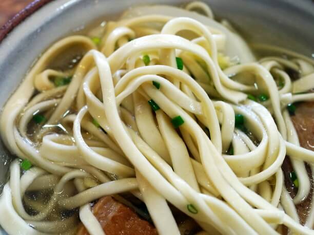 白っぽく歯応えのある麺