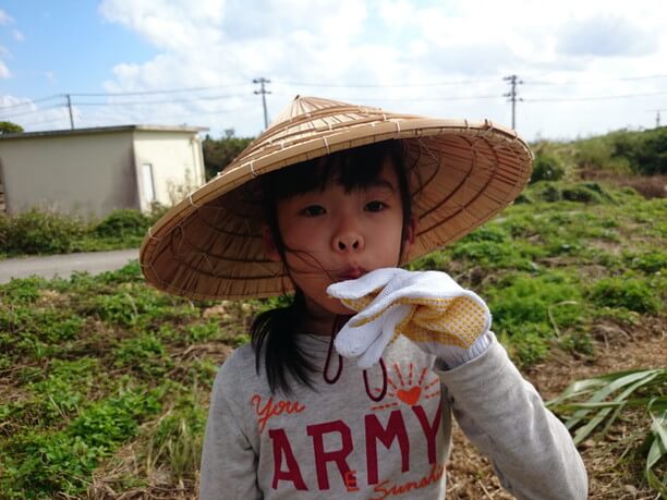 さとうきびを食べる子供