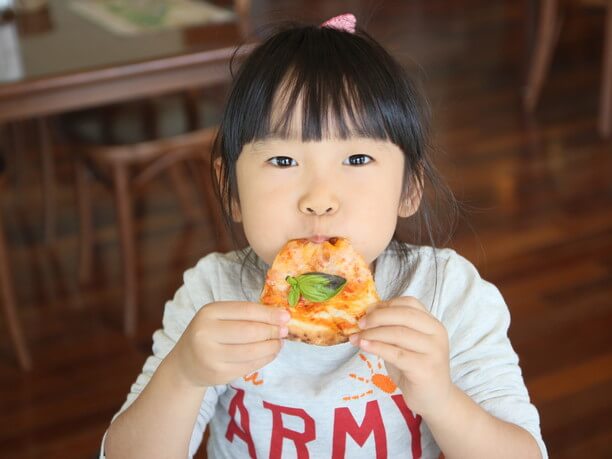 ピッツァを食べる子供