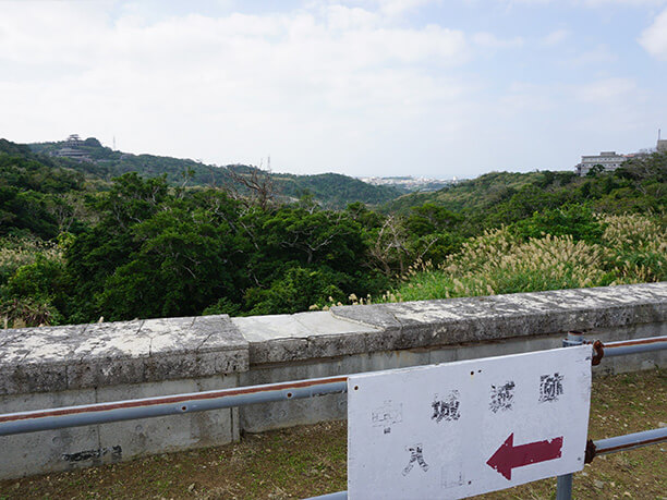 中城城跡の駐車場からの景色