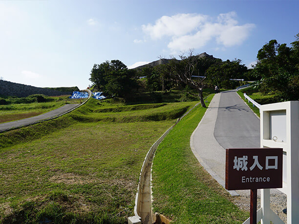 勝連城跡へ向かう坂道