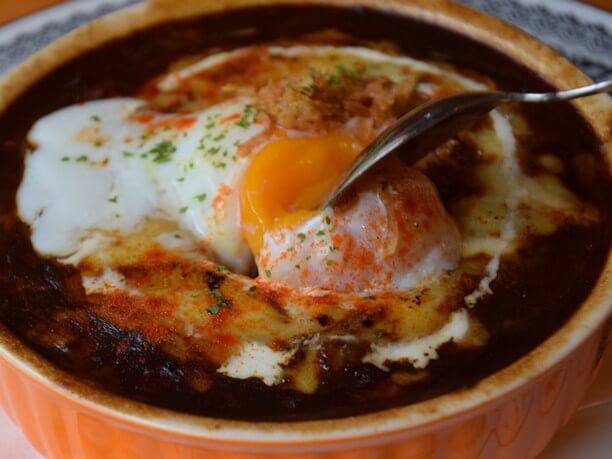 チーズ黒焼きカレー温玉添え