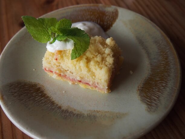 食後にピッタリの四角い小さなケーキ