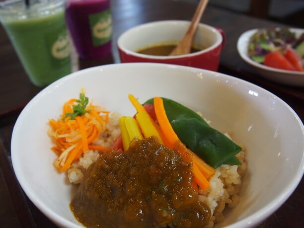 旬の野菜がのったほどよくスパイシーな「野菜カレー」