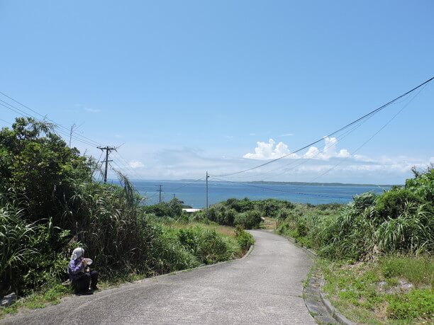 島の坂道