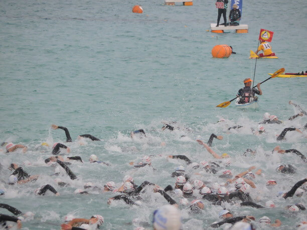 海へと飛び込んでいく選手たち